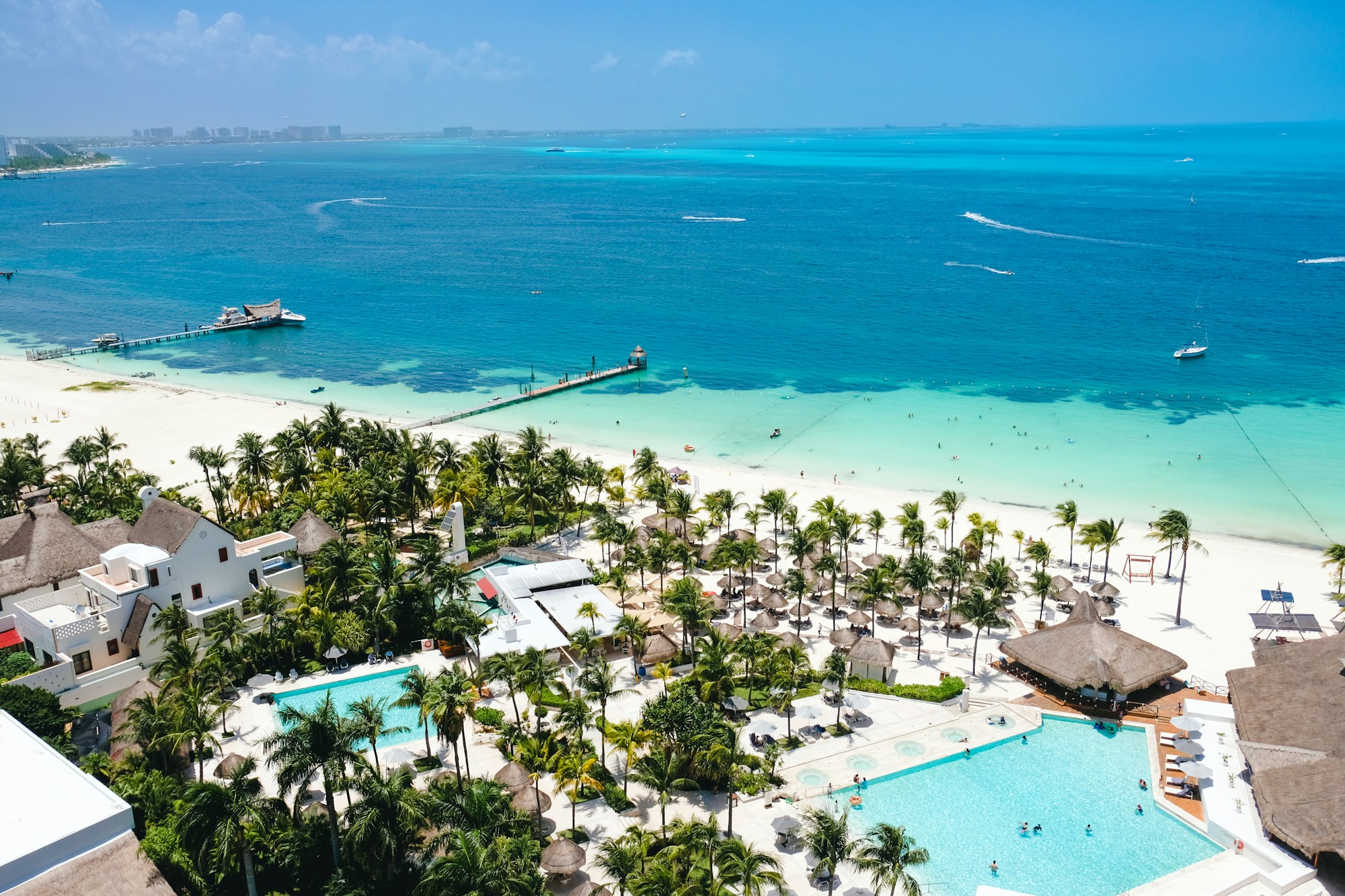 Cancún — resort exclusivo con muelles y agua turquesa